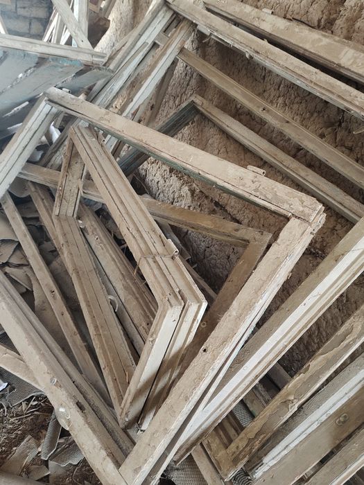 Buzilgan baquvvat eshik romlar bor taxta tôsin aralash ôtinga yariydig