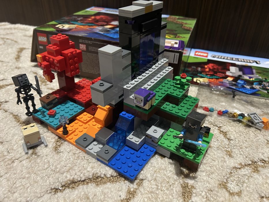 LEGO Minecraft - Portalul ruinat 21172, 316 piese