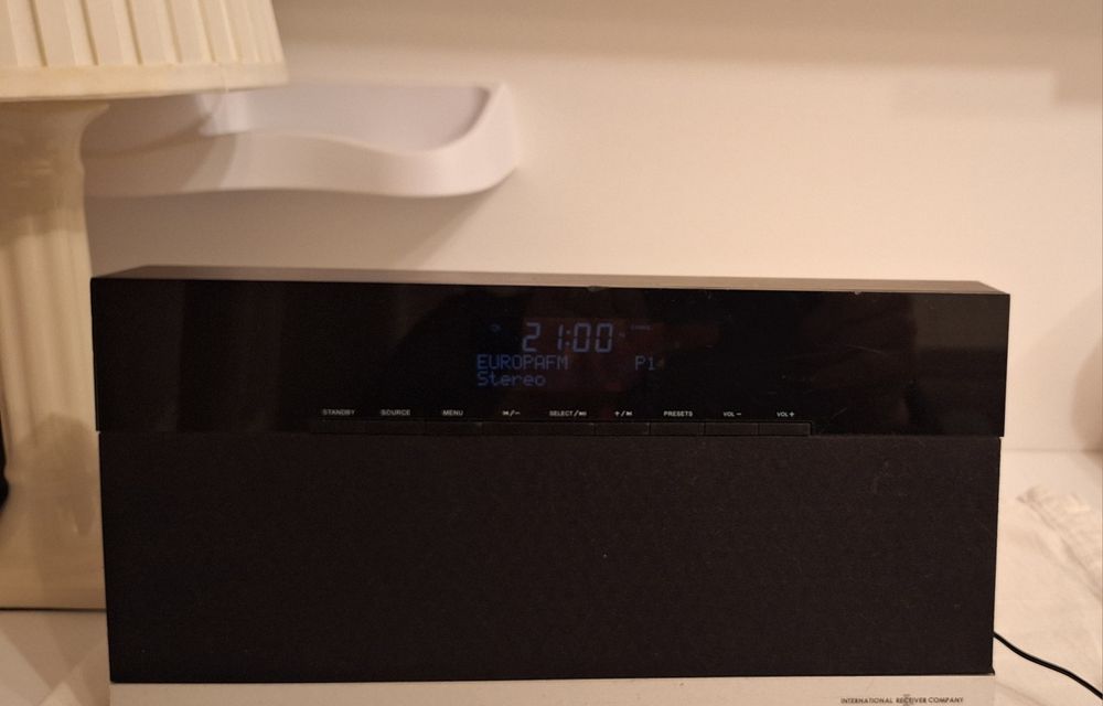 IPod Radio - DAB + FM, ceas, calendar si dock pentru IPhone si IPod