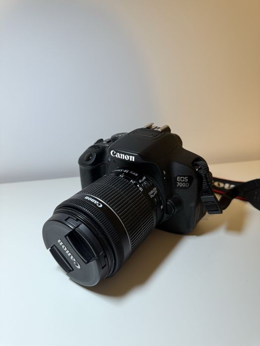Canon 700D DSLR + obiectiv 18-55mm în stare excelentă ca nou!
