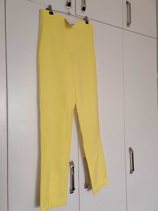 vând costum nou galben