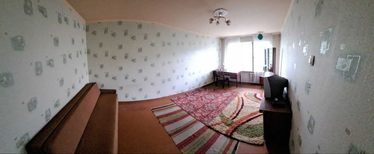 Стол из красного дерева