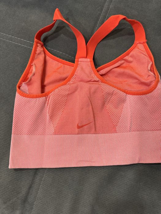 Спортни бюстиета Nike