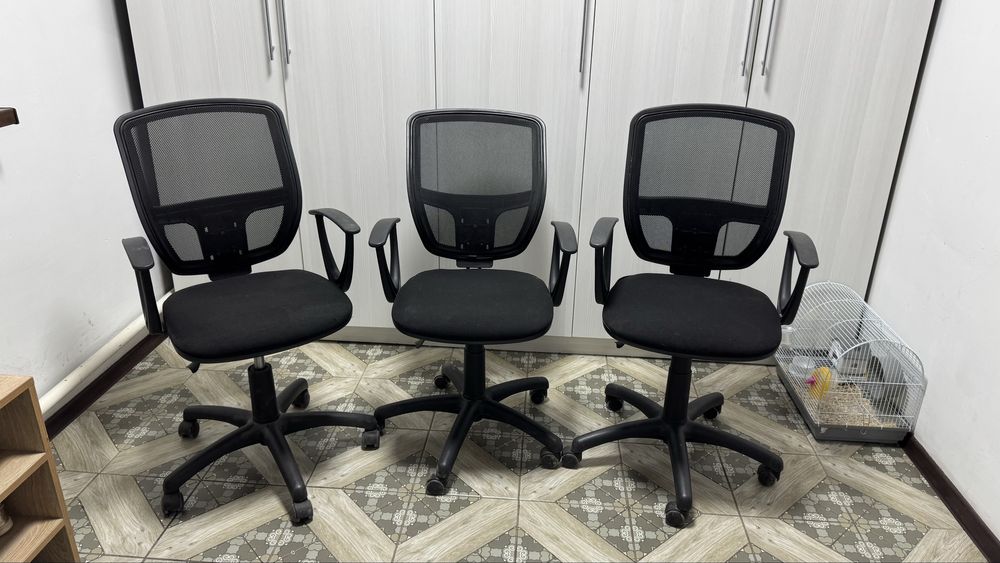 Офисные кресла 12 штук