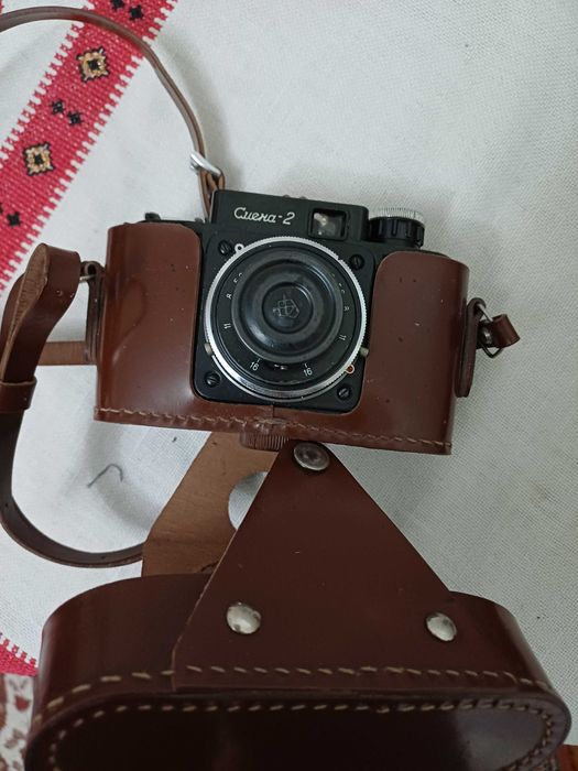 Aparat foto vechi cu etui de piele