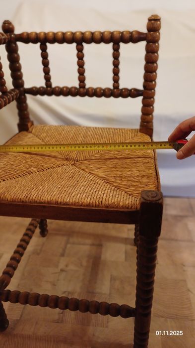 Vând scaun vechi model ornamentat