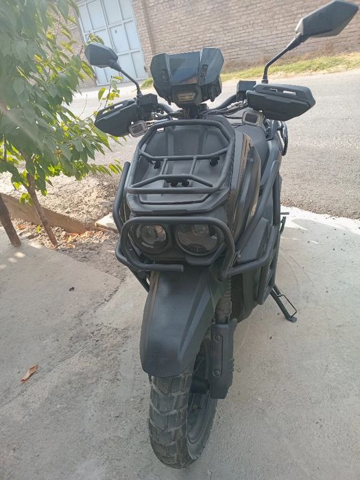 Qora tank skuter