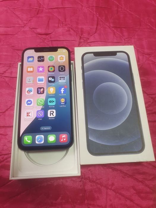 Продава се IPhone 12