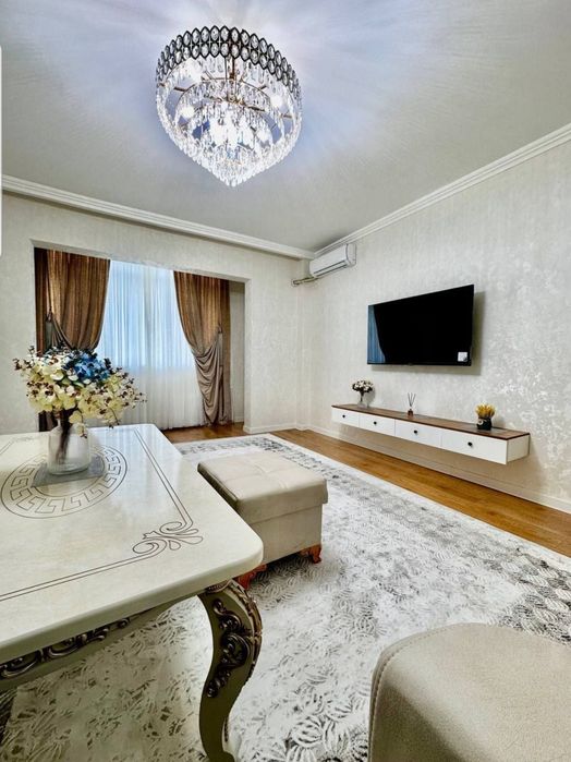 3-х ком. квартира.  м. Ойбек в Центре Города!