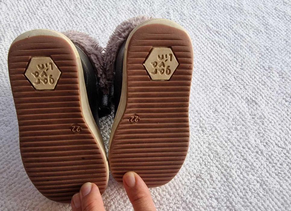 Ботуши, кожа 22 номер,Garvalin / Biomecanics.
Още снимки в коментарите