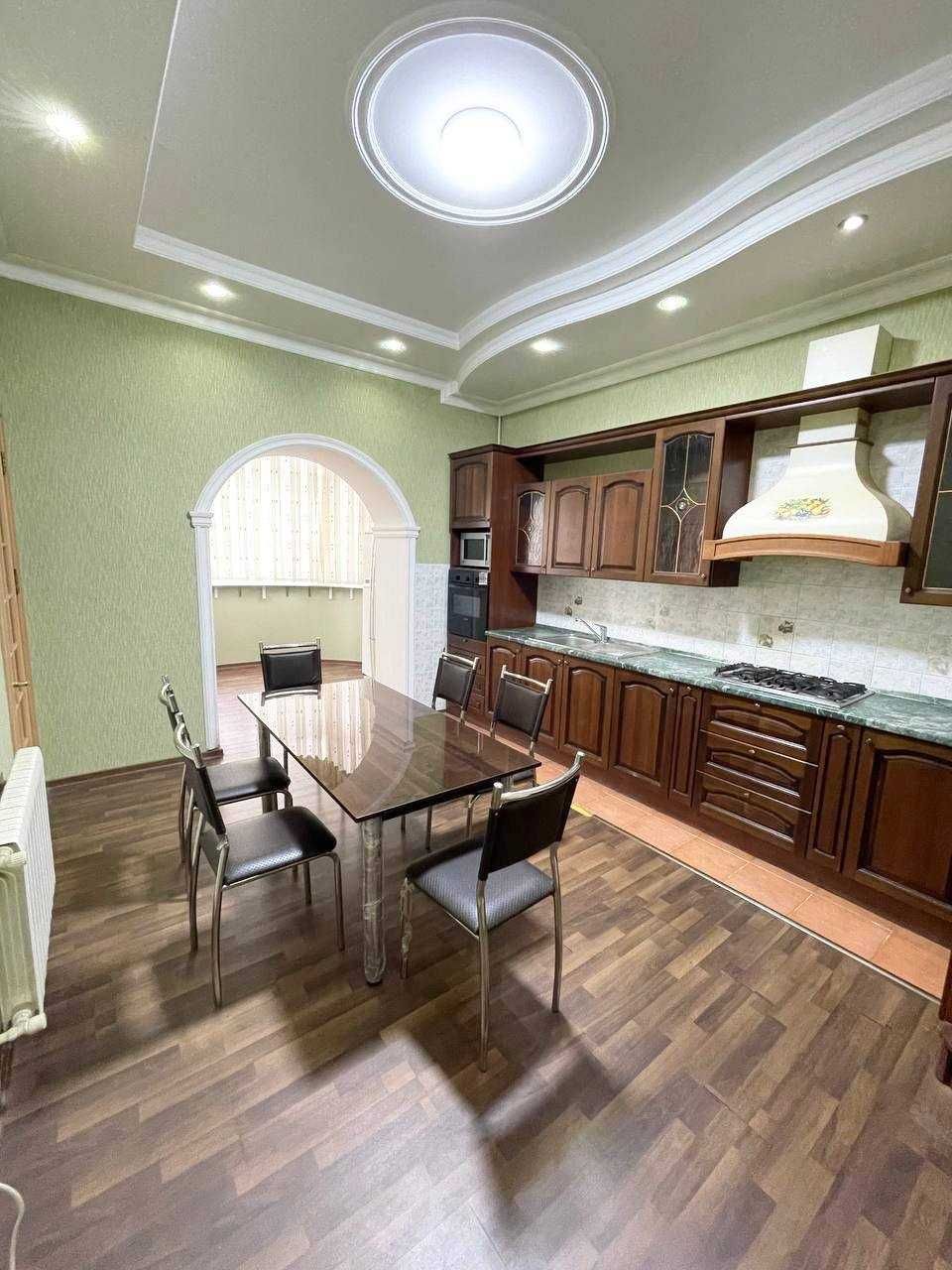 Госпитальный ул.Чехова банковская 4-комн 4/4 265 м² 3 с/у 2 уровня