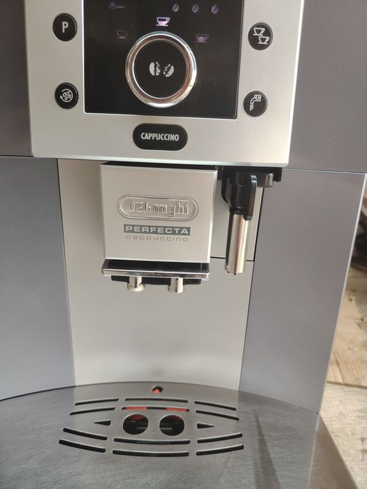 Vând aparat de cafea Delonghi Perfecta Cappuccino ESAM 5500