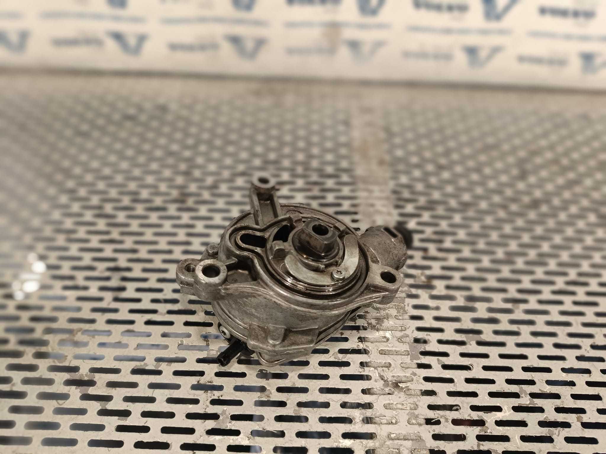 Pompa vacuum motor 2.0D3,  2.4D5 euro5 Volvo S60 V60 S80 V70 XC70 XC60