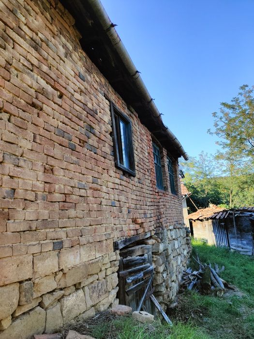 Vând casă și două anexe la Inuri