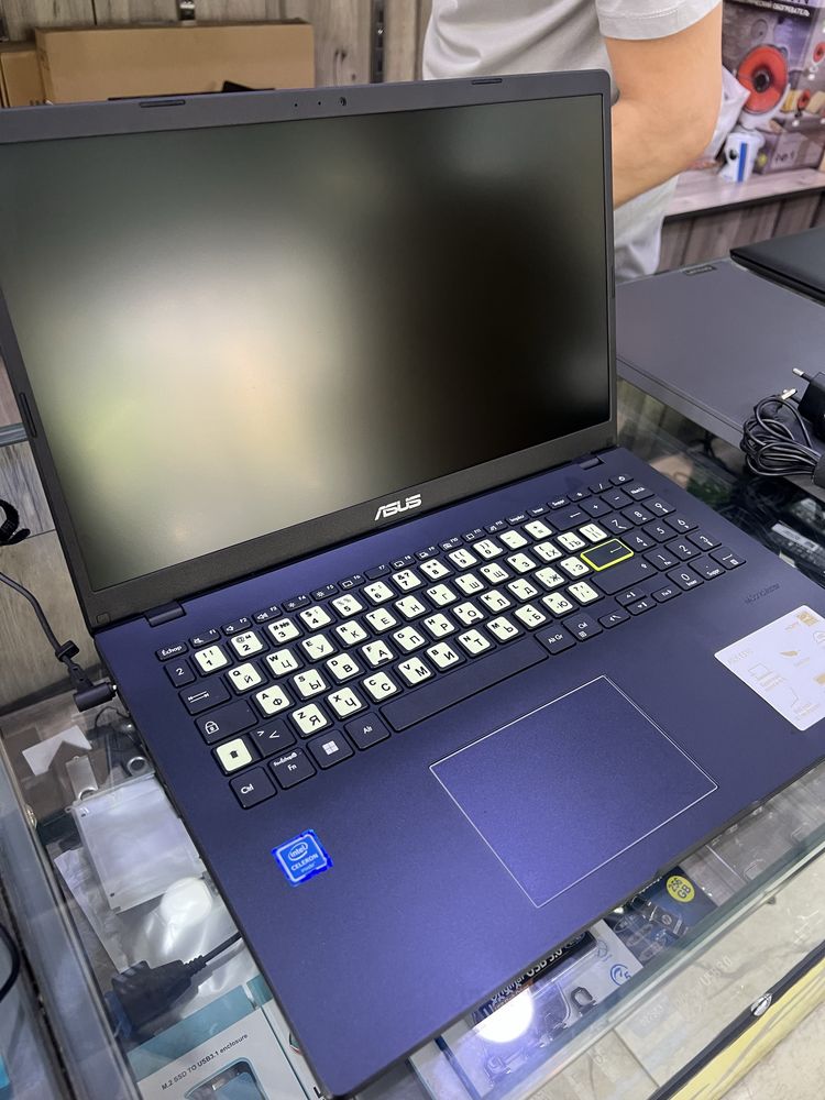 Asus zamonaviy student va ofis ishlari uchun arzon noutbook