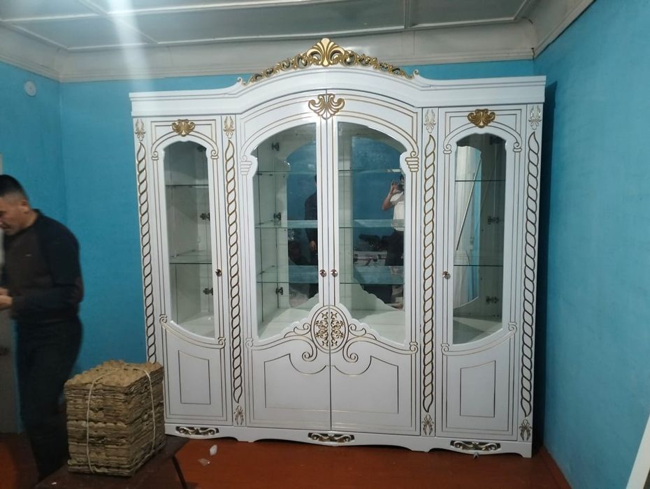 витринасы бар үлкен сервант, күңгірт әйнекті ақ шкаф