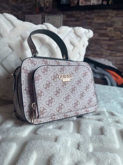 Guess чанта нова