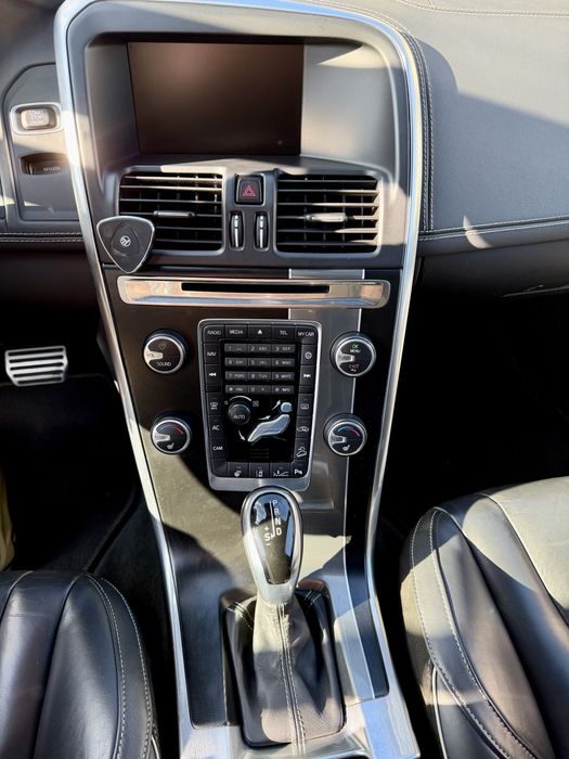 VOLVO XC60 2.4 AWD D5 | R-Design 2014, echipare top