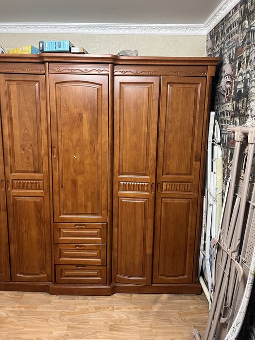 Шкаф из красного дерева