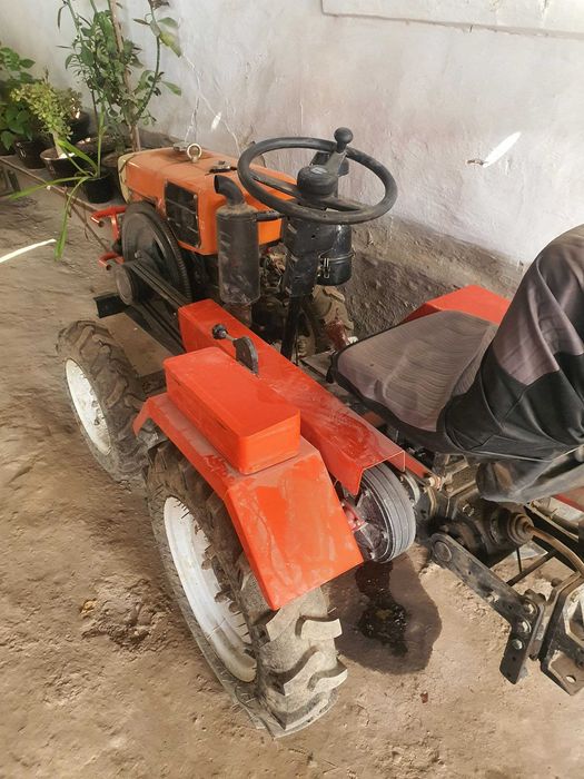 Traktor ZUBR 1105