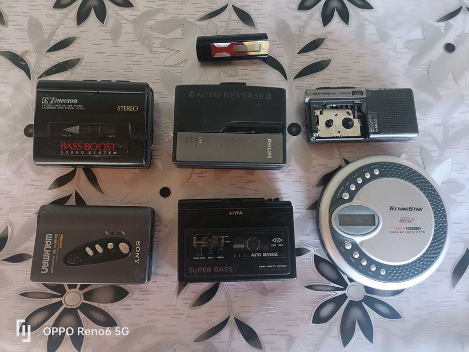 Vând colecția personală walkman