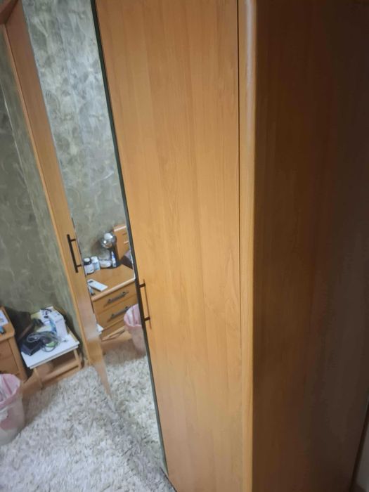 спалня с гардероб шкафчета, комод и тоалетка