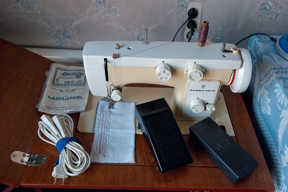 Швейная машина Чайка 142М в тумбе с электроприводом.