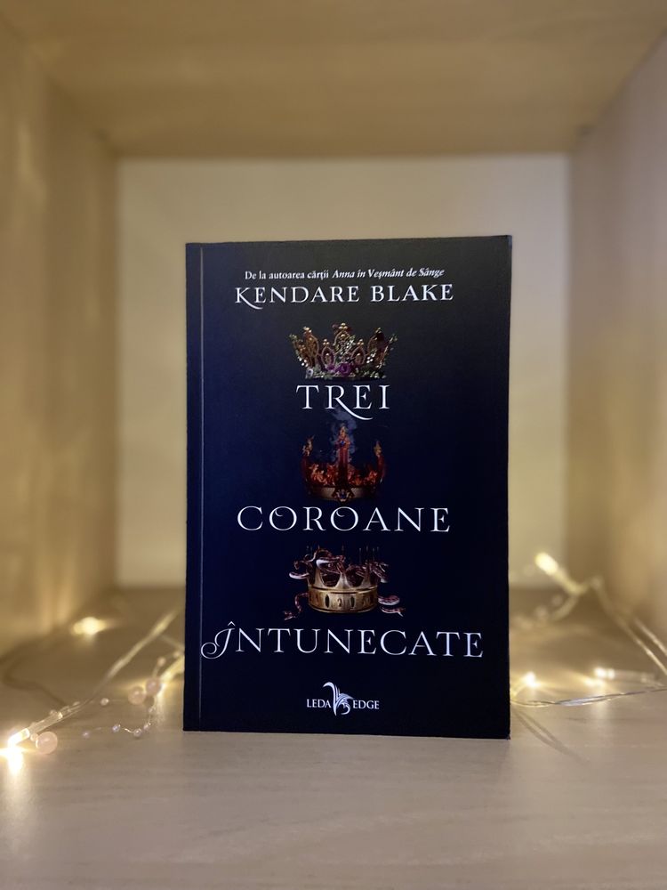 Carte: Trei Coroane întunecate