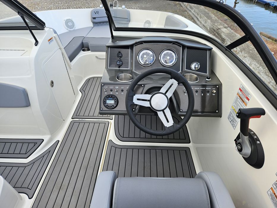 Barca bowrider BAYLINER VR5 noua cu motor Mercury 150CP si peridoc