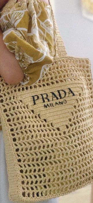 Geanta Prada, model 2026