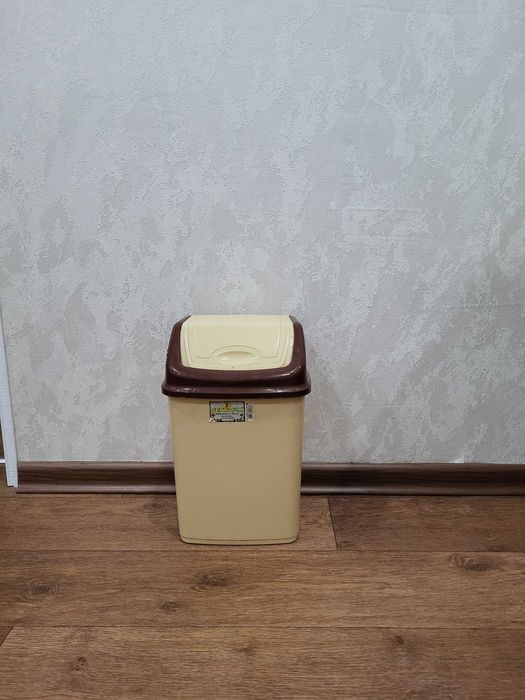Продам мусорное ведро с крышкой