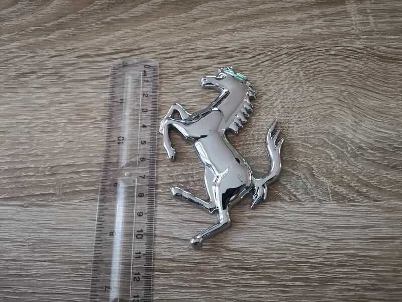 Ferrari конче сребриста емблема лява