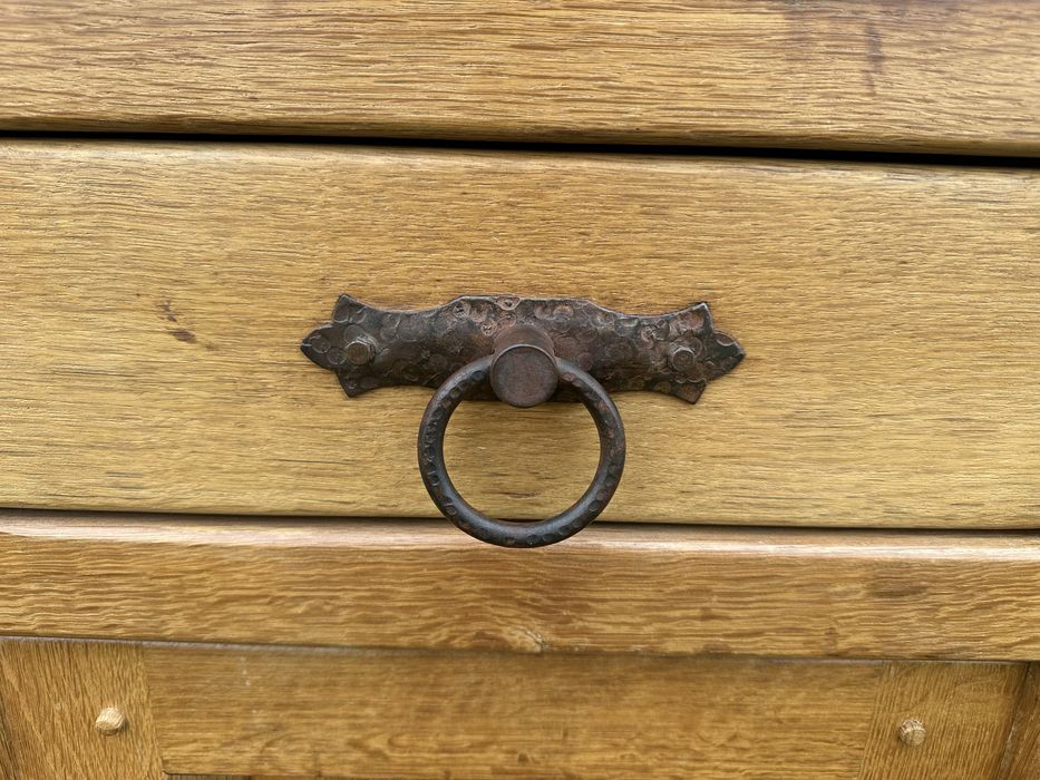 Масивен  контрабюфет от дъб с ковани дръжки