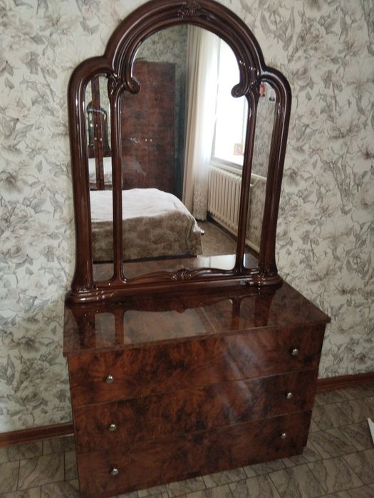 Продам спальный гарнитур.