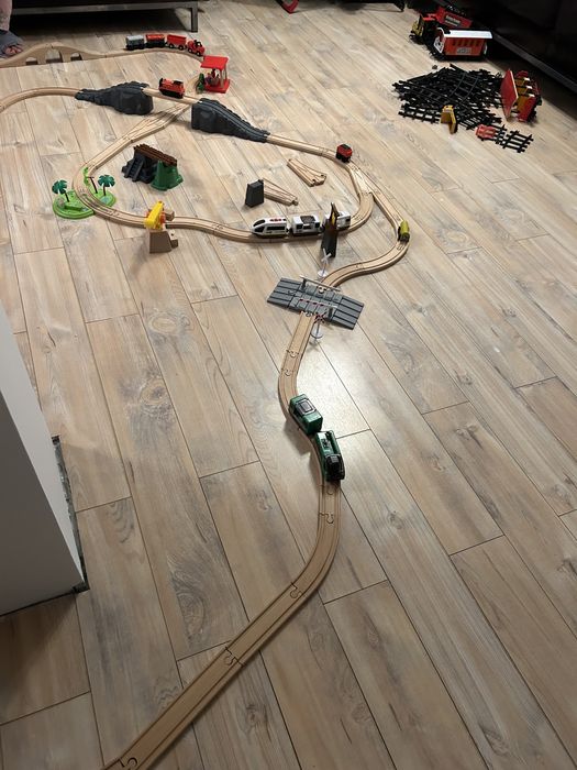 Set sina de lemn + trenuri .!!