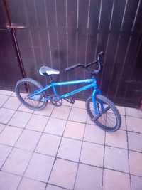 Vând bicicleta BMX