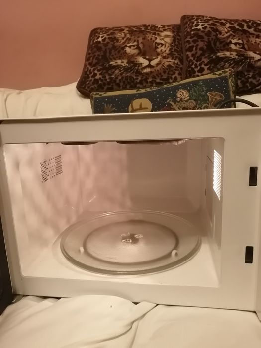 Микровълнова печка Midea с добавен грил.