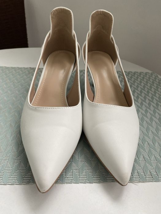 Елегантни бели дамски обувки