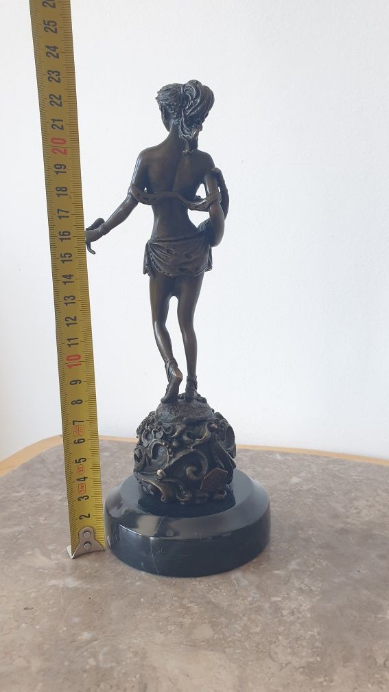 Statueta nud din bronz pe soclu de marmura cu semnătură si stampila