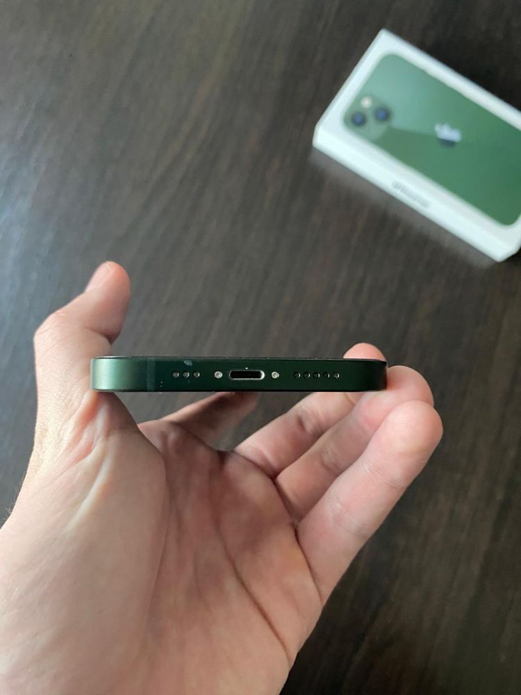 iPhone 13 зеленый