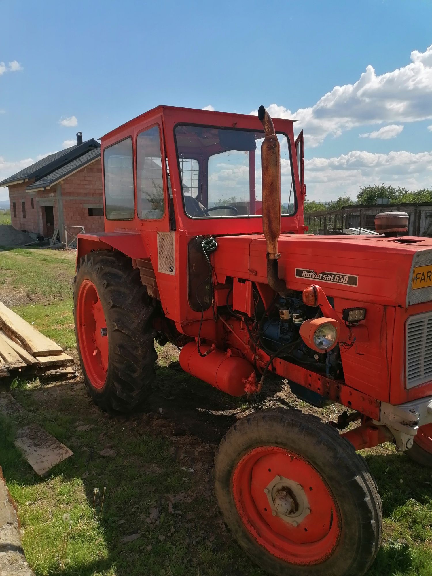 Vind Tractor U 650 M Cu troliu forestier.