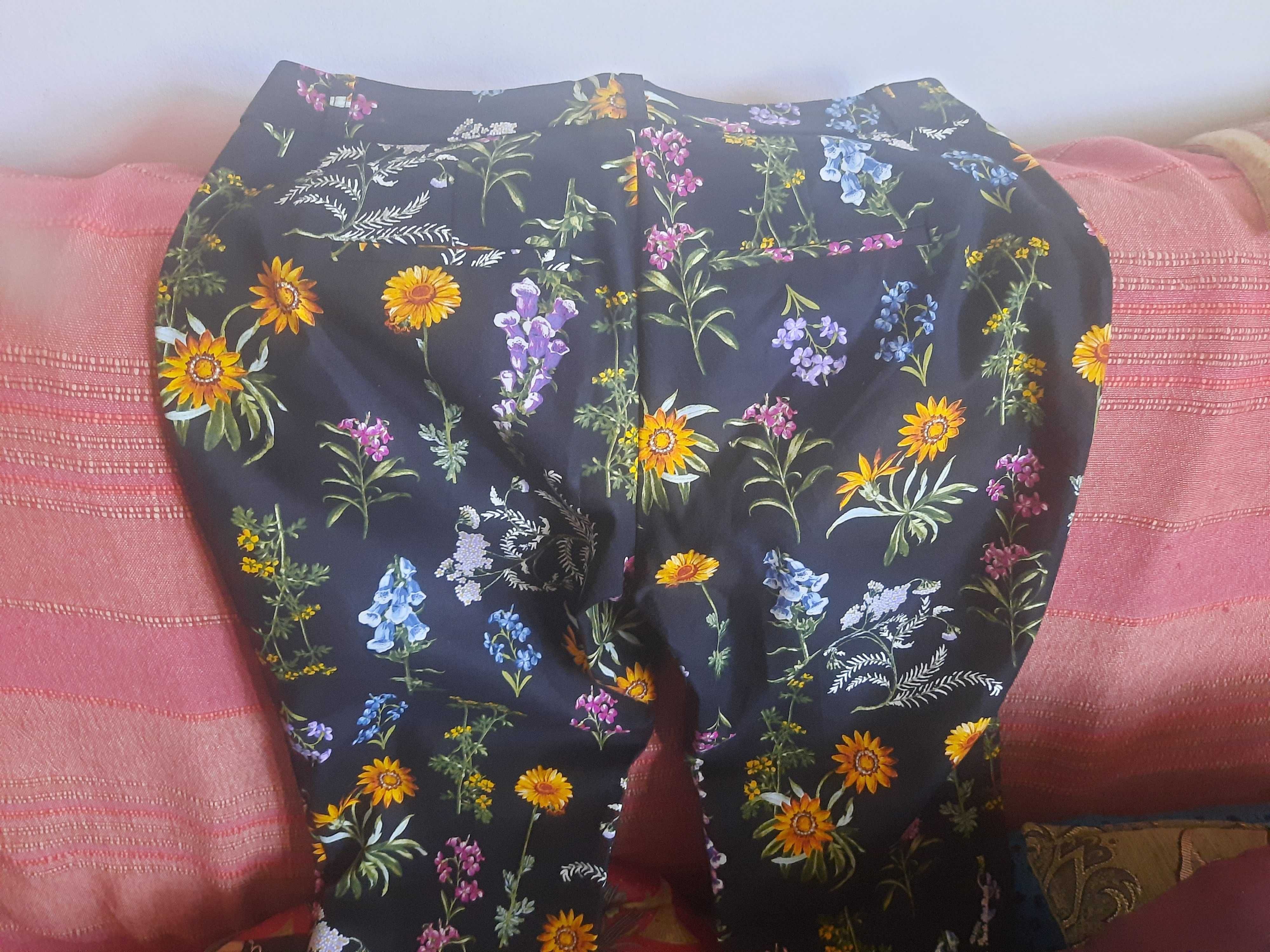 pantaloni cu flori