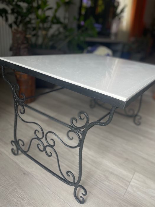 Masā din fier forjat si blat de marmurā lucratā manual