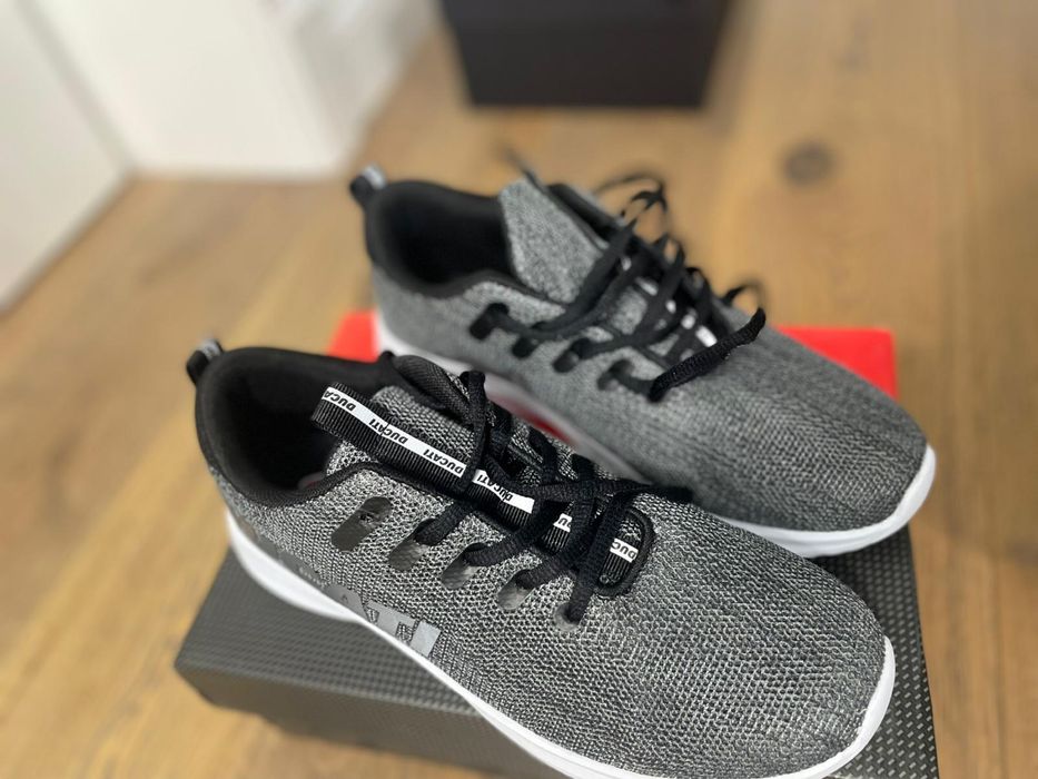 Pereche de papuci noi de la Ducati