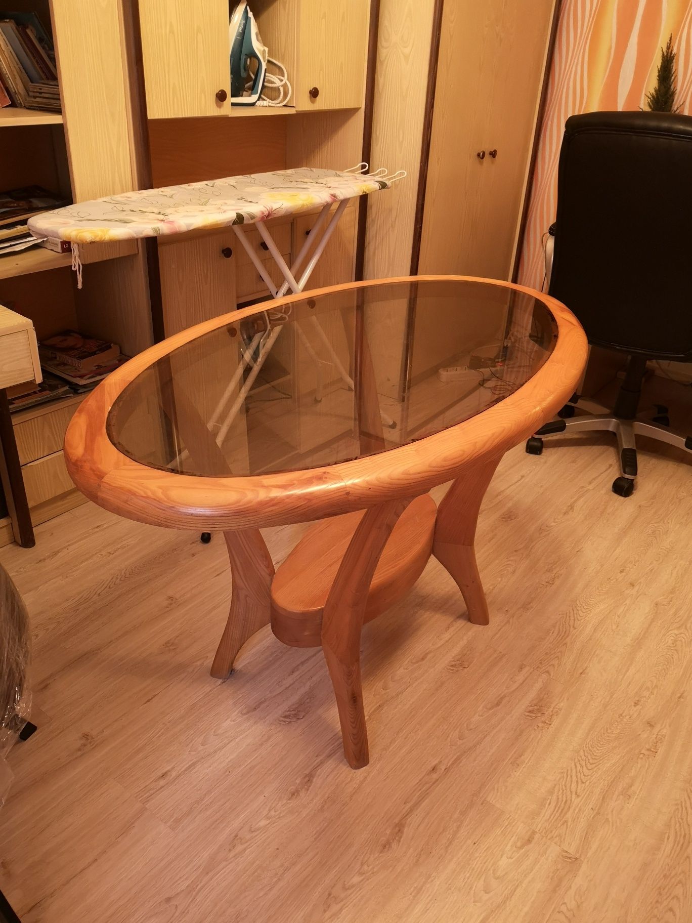 Продавам стилна масивна дървена маса .