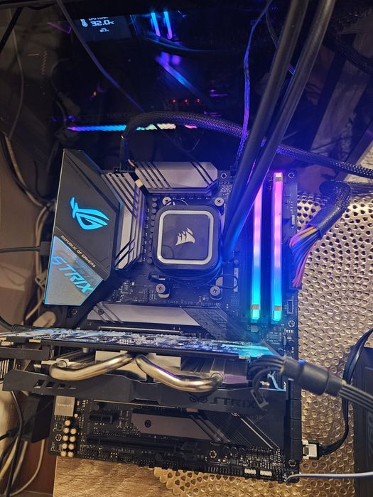 Продавам дъно Asus ROG X570-F и процесор Ryzen 9 3900X