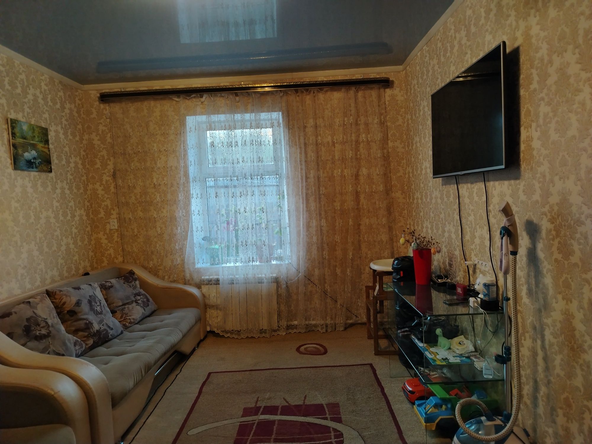 Продаётся хороший отдельностоящий дом.