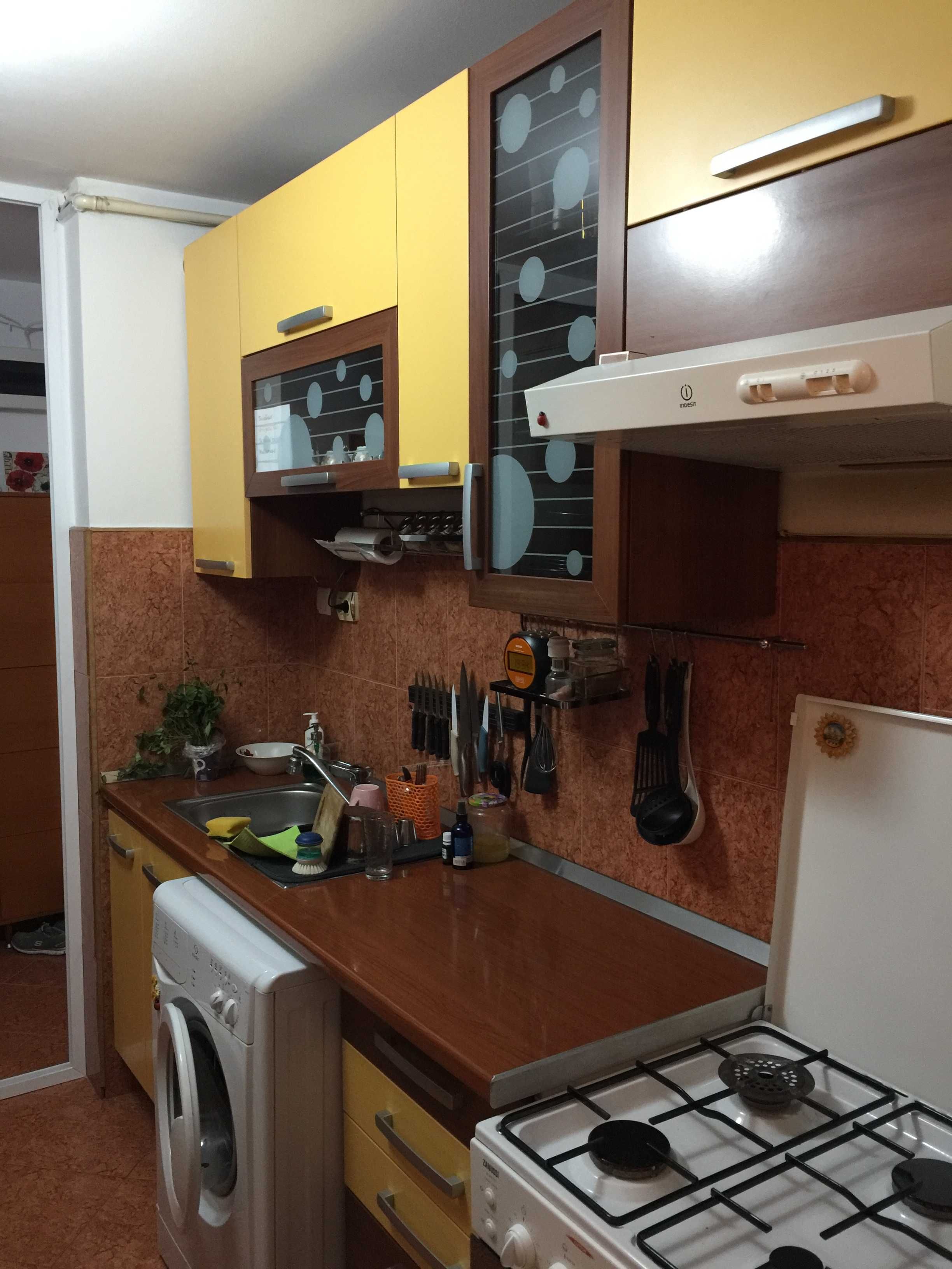 Apartament 2 camere, decomandat, etaj intemediar