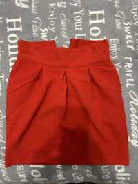 червена къса пола