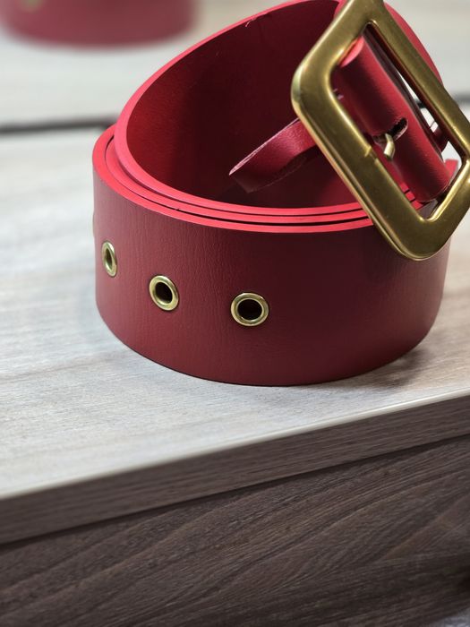 Ремень красного цвета
